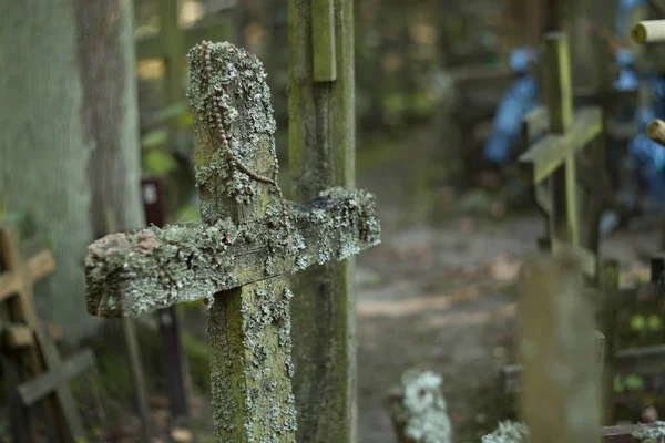 Ortodokse kors anlagt af pilgrimme til den hellige Mount Grabarka . - Stock-foto