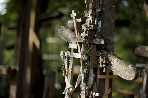 Croix orthodoxe apportée par les pèlerins au Mont Sacré de Grabarka . — Photo