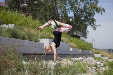 Kadının açık egzersiz yapması