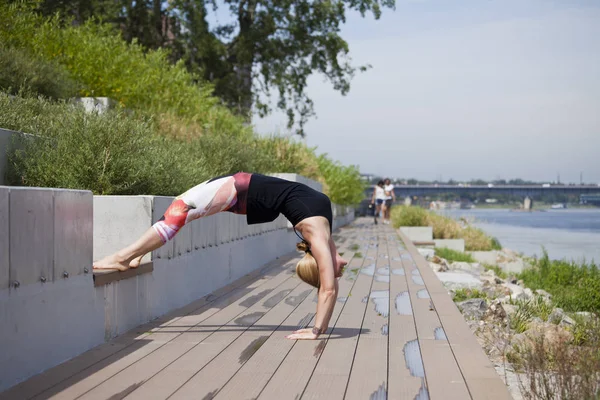 Kadının açık egzersiz yapması