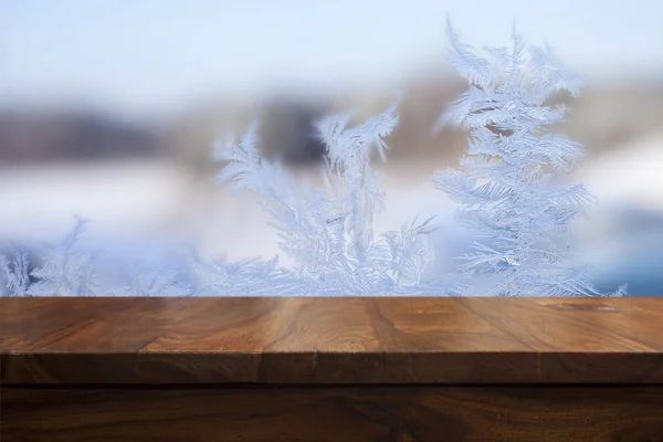 Tavolo in legno vuoto e sfondo sfocato congelato — Foto Stock