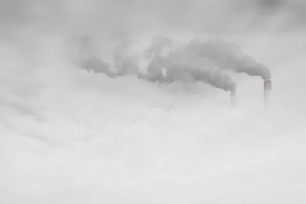 都市のスモッグの上の煙で大きな発電所煙突 — ストック写真