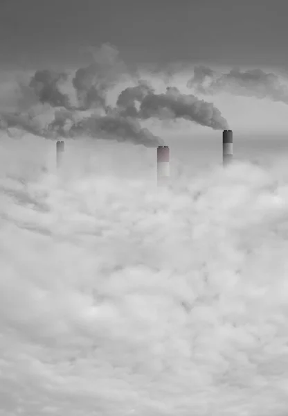 Grande Camino Centrale Elettrica Con Fumo Sopra Smog Della Città — Foto Stock