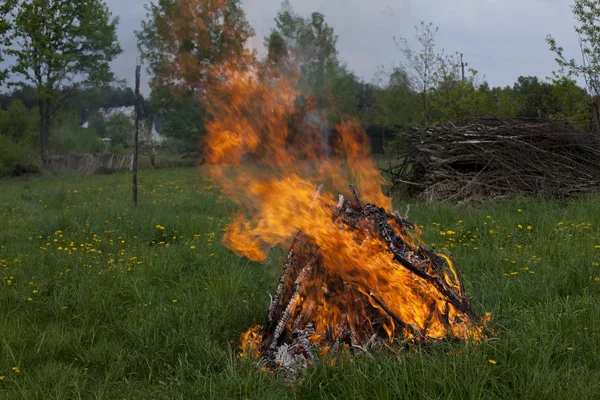 Großes Lagerfeuer Auf Der Wiese — Stockfoto