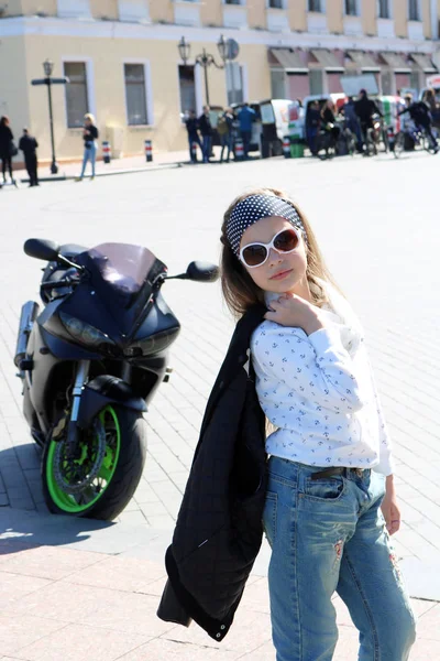 A menina perto da moto — Fotografia de Stock