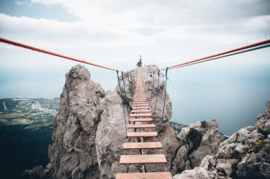 Dağlarda asma köprü