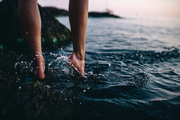 夏の海を飛沫します。 — ストック写真