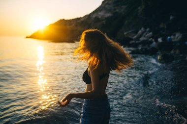   Gün batımında yürümeyi