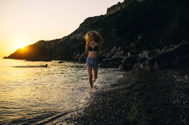   Gün batımında yürümeyi