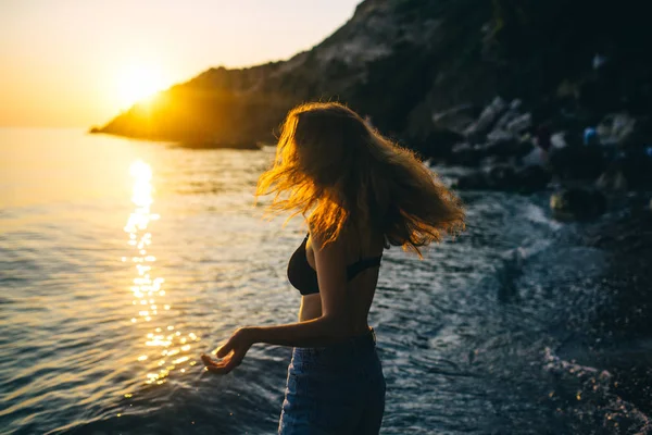   Gün batımında yürümeyi