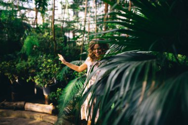 akşam güzel bir bahçe içinde