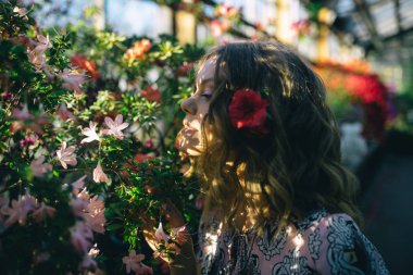 Benim bahçe içinde güzel çiçekler