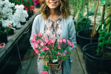 ellerinde çiçekler