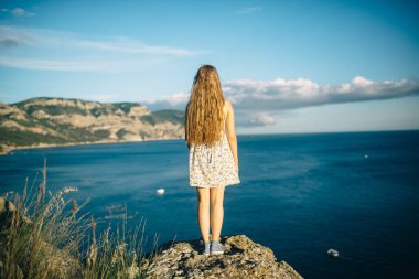 Deniz kenarında yürü