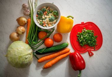 Pişirmek için taze sebze.