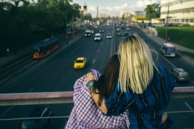 yaz tatili arkadaş grubu içinde dışarı çıkmak