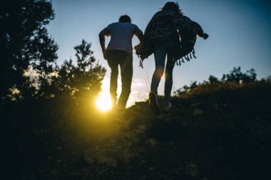 güneşin altında yürümek