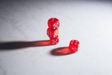 beyaz arkaplanda kırmızı zar