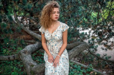 Yaz kıvırcık kız