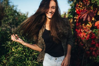 Bir yaz bahçesinde neşeli kız