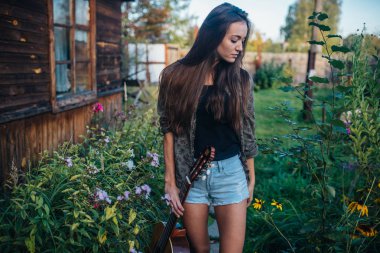 Gitar ile güzel kız