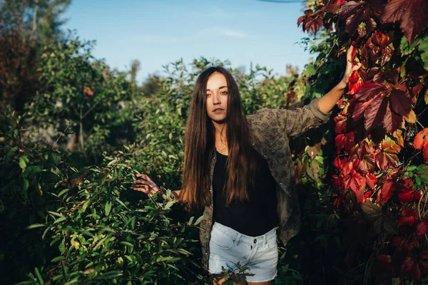 La chica alegre en el jardín veraniego — Foto de Stock