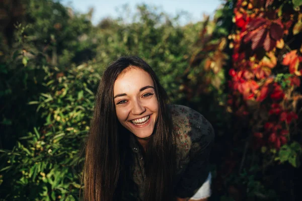 Het vrolijke meisje in een zomertuin — Stockfoto