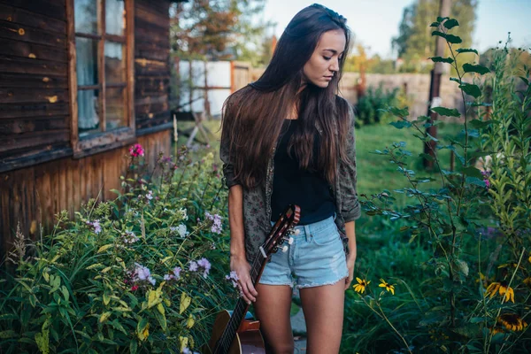 La hermosa chica con guitarra —  Fotos de Stock