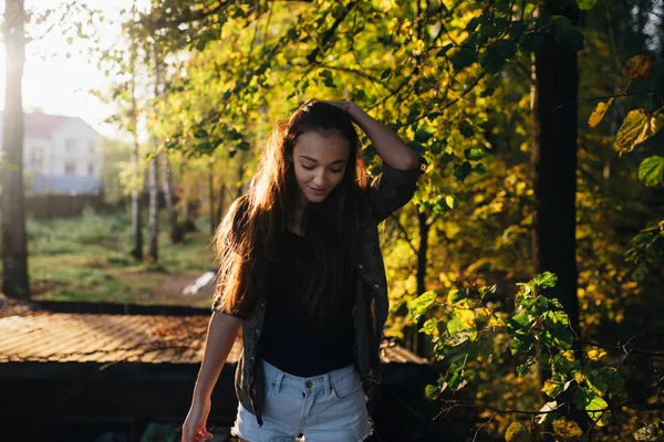 La chica sonriente en un huerto — Foto de Stock