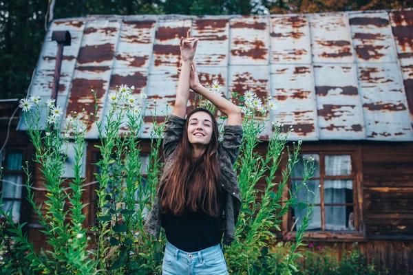 La chica en el pueblo — Foto de Stock