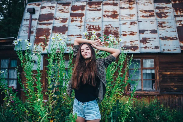 La chica en el pueblo — Foto de Stock