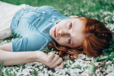 alan üzerinde yatan kız 