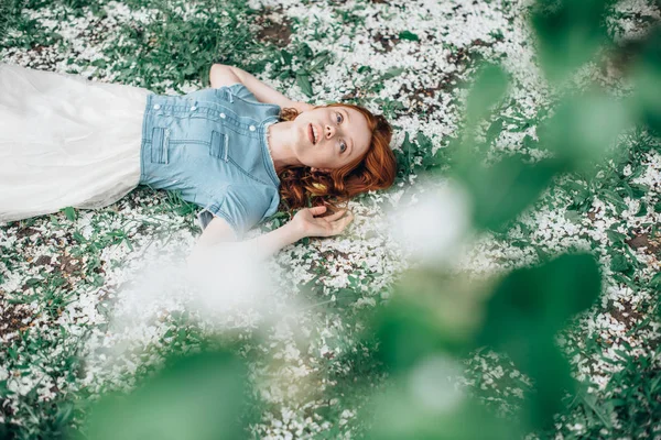 Девочка лежит на поле — стоковое фото
