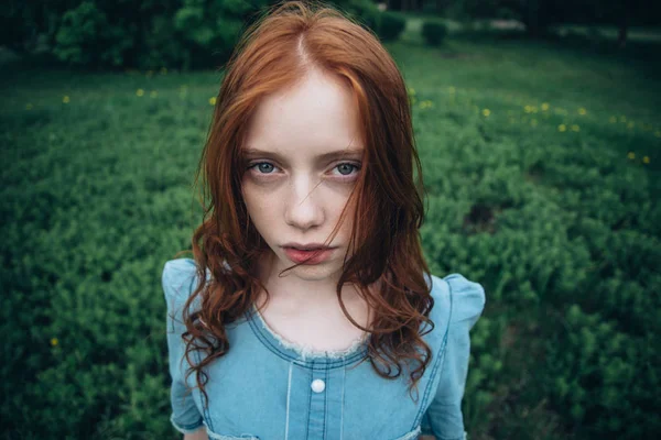 Chica de pie en el campo — Foto de Stock