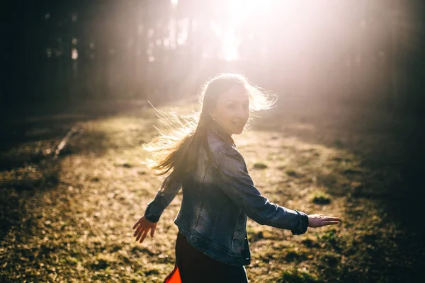Девушка, гуляющая в лесу — стоковое фото