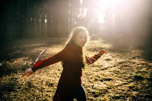 Girl walking in forest — Stock Photo, Image