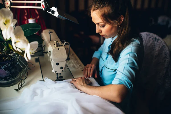 Mädchen nähen Hochzeitskleid — Stockfoto