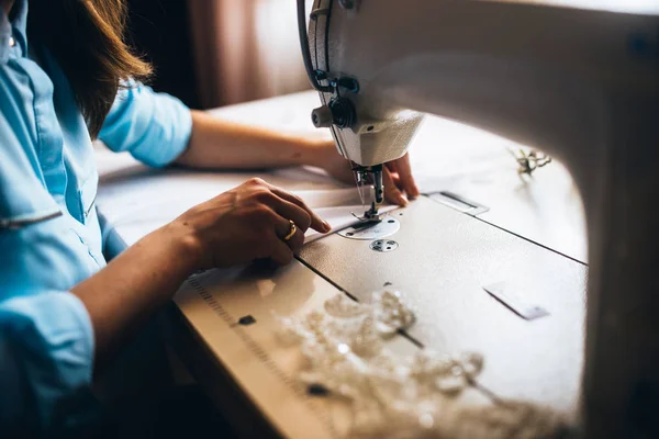 Meisje naaien trouwjurk — Stockfoto