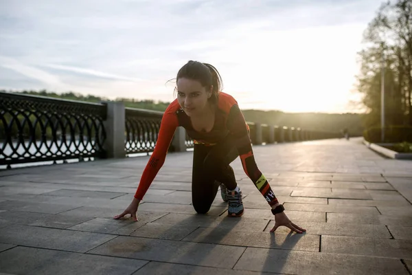 Treinamento de menina ao pôr do sol — Fotografia de Stock