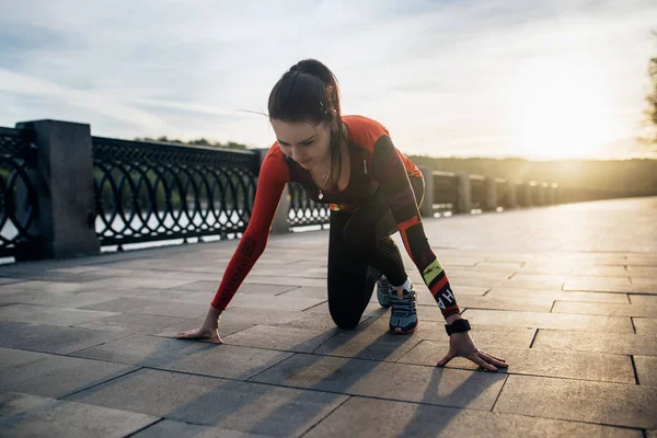 Treinamento de menina ao pôr do sol — Fotografia de Stock