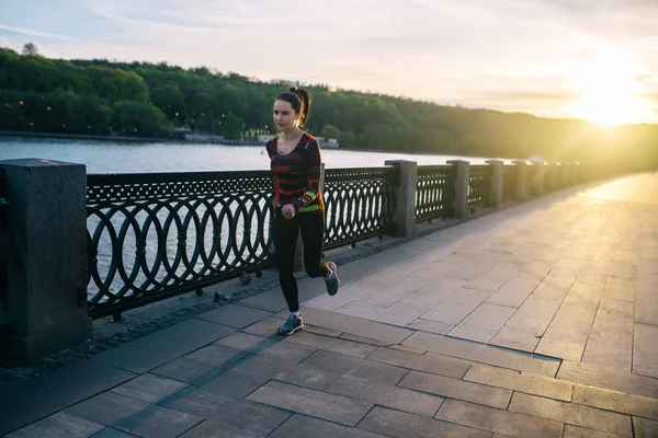 Menina correndo e treinando ao pôr do sol — Fotografia de Stock