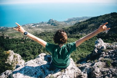 kayanın üzerinde oturan