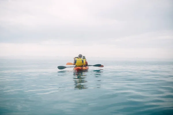 En el mar en un kayak — Foto de Stock