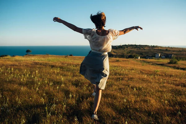 The girl jumps with joy — Stock Photo, Image