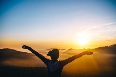 akşam bulutlar üzerinde