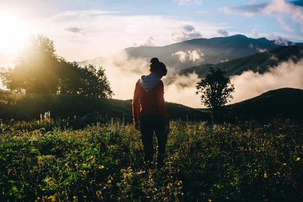 Kız bulutlar üzerinde