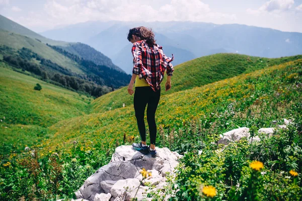 La muchacha sobre la piedra —  Fotos de Stock