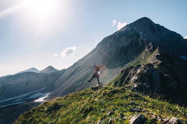 Vue Latérale Homme Debout Sur Col Avec Des Montagnes Caucase — Photo