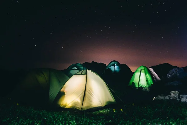 Overnachting in een tent — Stockfoto