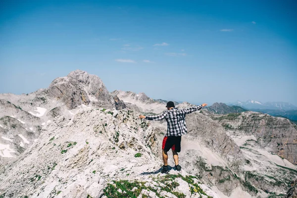 Vue Arrière Homme Debout Sur Col Avec Des Montagnes Caucase — Photo